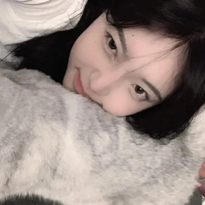 窗中女孩